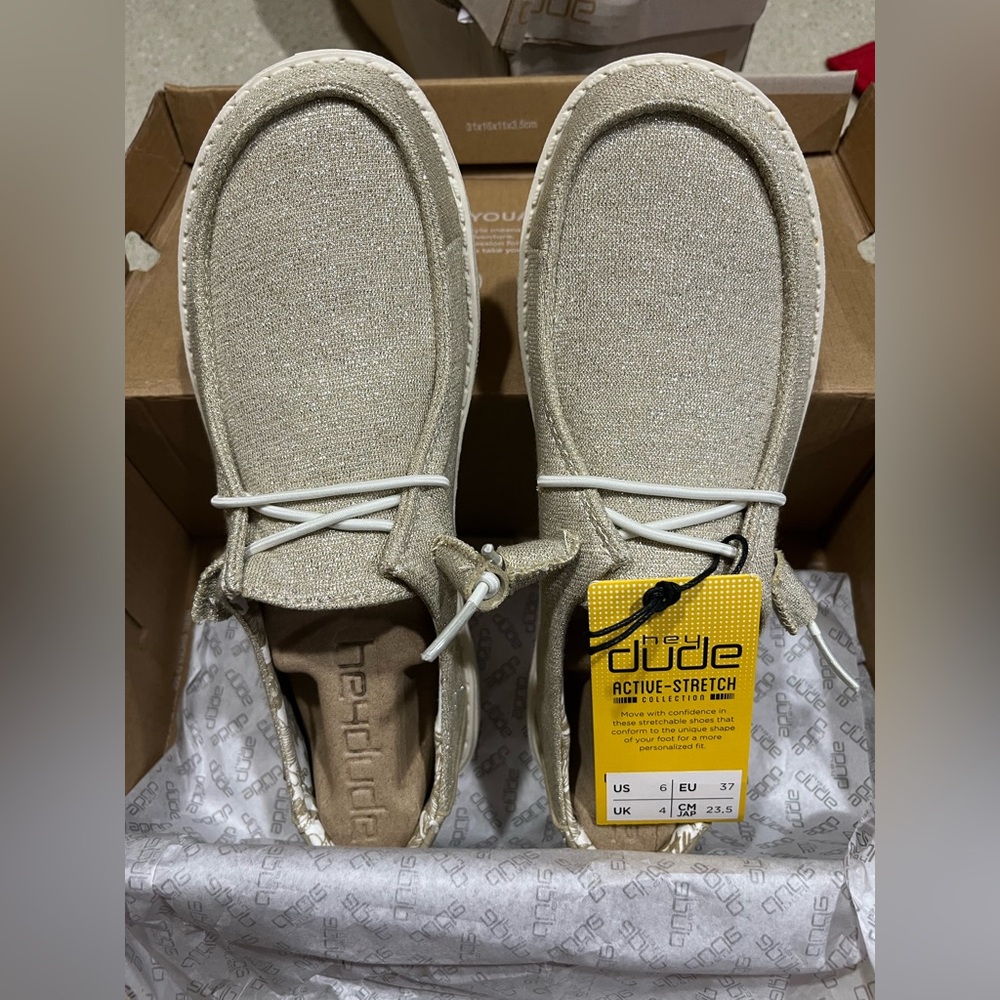 Hey dudes women’s Wendy sparkling beige size 6